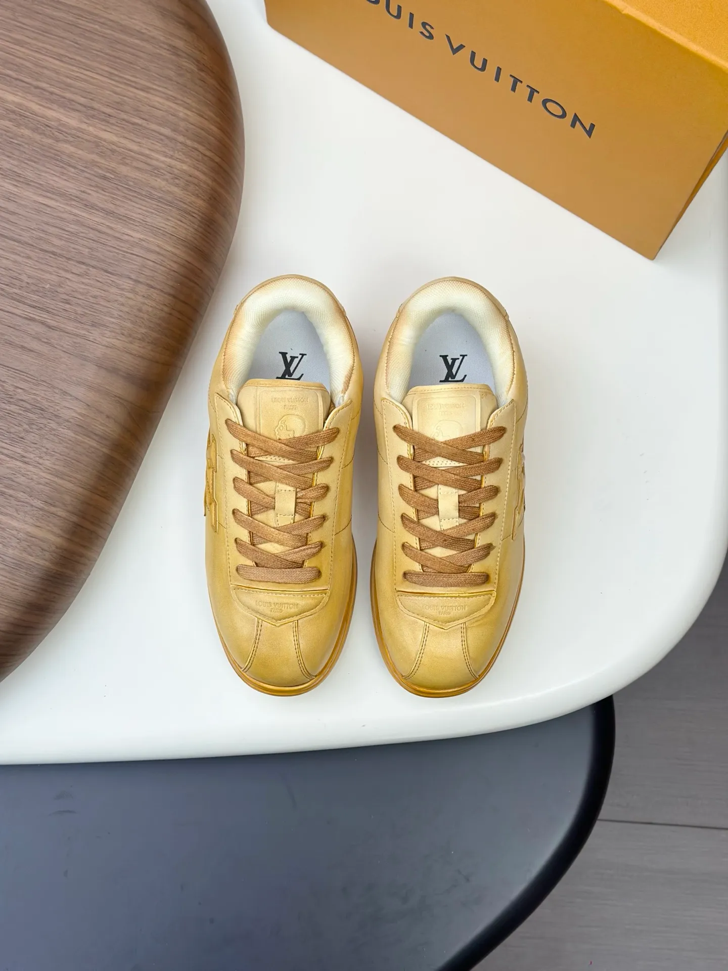 💰800💰Full package💰Top version Washed LV-Louis Vuitton-Classic catwalk new style 1:1 developed replica of the original version! ! The upper foot is very comfortable. It is made of luxurious materials, washed with fine workmanship, and the midsole is printed with English letters "Made in Europe." The upper is made of calfskin imported from Italy. The side is decorated with the brand's LOGO and signature. The latest latex foot pads and mesh lining make the foot feel super comfortable. The original two-color TPU combination outsole is specially provided by the original factory. Bag technology Goodyear stitched edges Fabric: Exclusive custom first-layer cowhide Accessories: Exclusive private model Vuitton logo, lining: Customized silk mesh lining - first-layer silk cowhide lining Outsole: TPU combination outsole wear-resistant, non-slip and anti-yellowing Foot pads: new latex pads-mesh sweat-absorbent Counter technology: fully computerized sewing machine wire drawing Toe box back cover Hot and cold shaping Full set of pull-top last with medium and low logo pattern Counter packaging - Shoelaces, certificates, cards, instructions, certificates of quality, dust bags, the most comprehensive packaging on the Internet, men's sizes 39-44 (38/45 custom-made, non-refundable!
